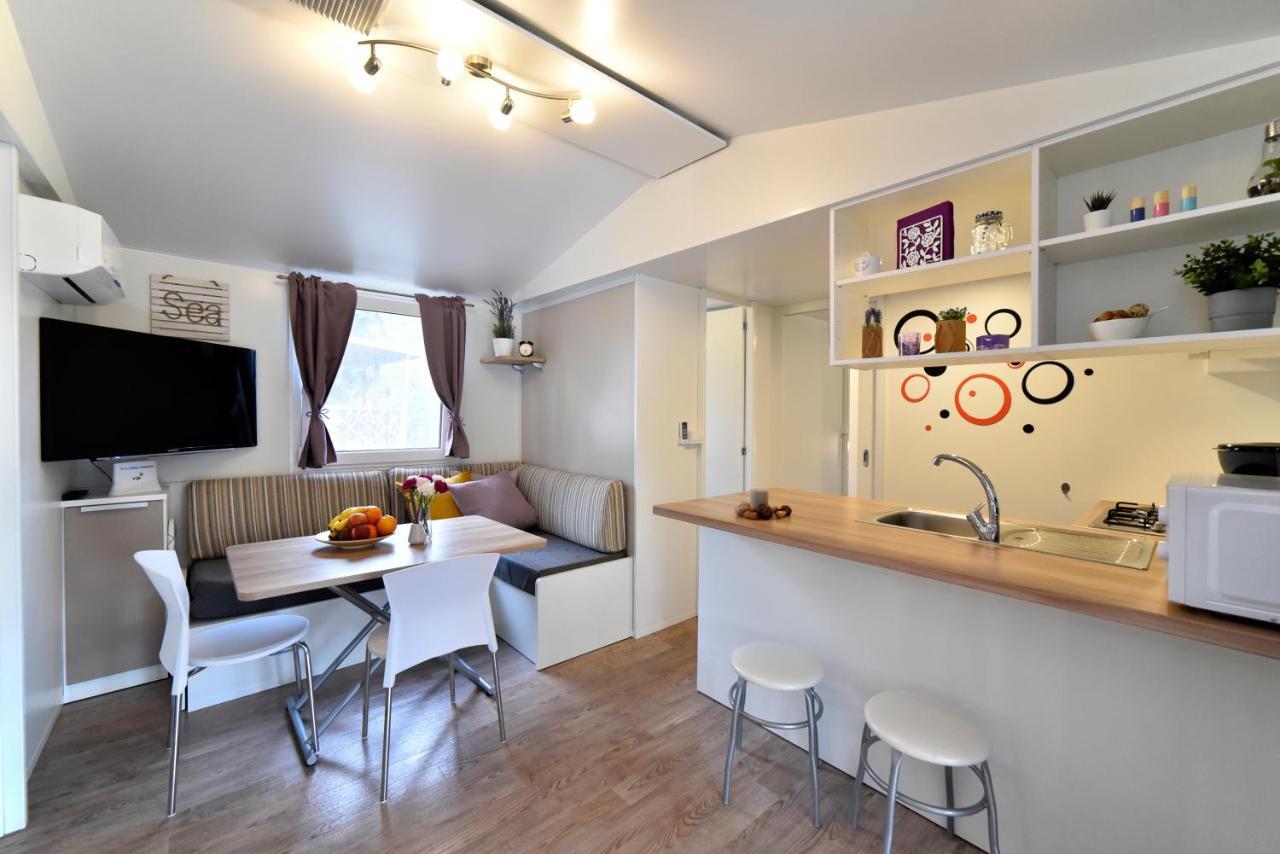 Mobile Home Posidonija Биоград на Мору Екстериор снимка