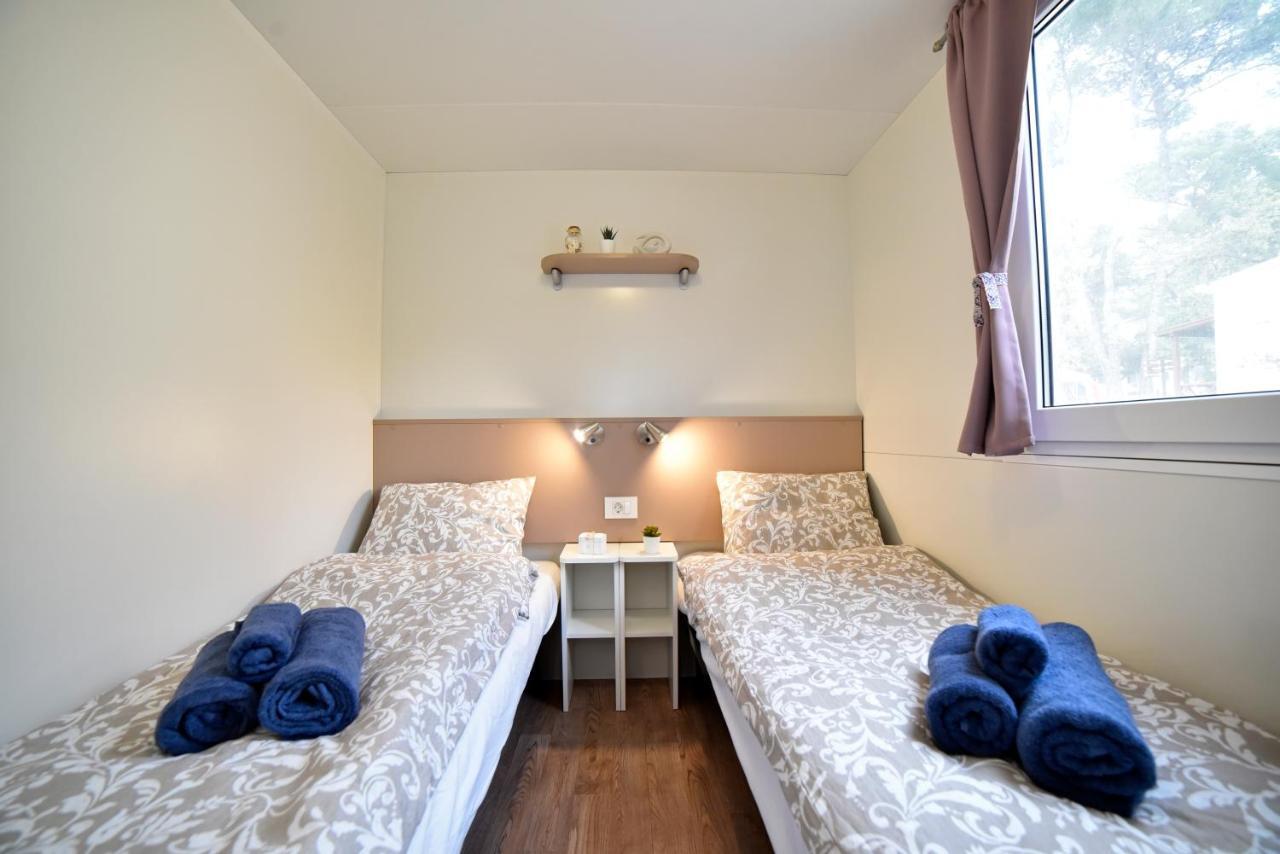 Mobile Home Posidonija Биоград на Мору Екстериор снимка