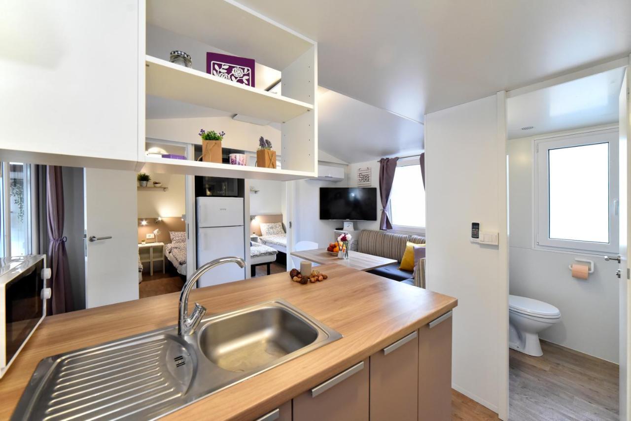 Mobile Home Posidonija Биоград на Мору Екстериор снимка